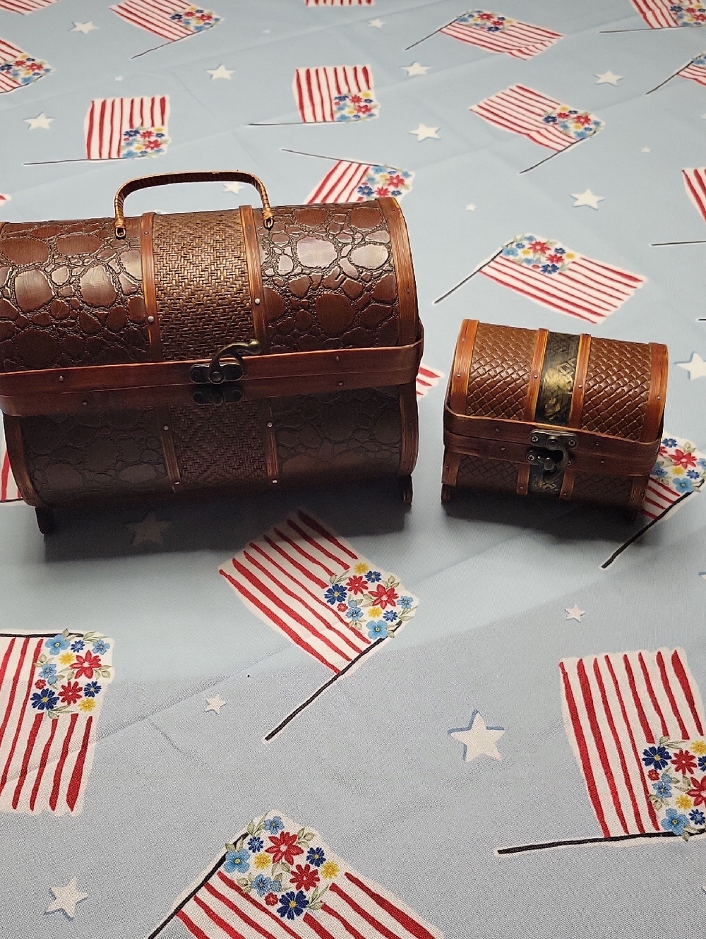 Vintage-Style Brown Decorative Treasure Chests (Set of 2)
